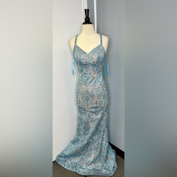 Prom dress - Picture 1 of 4